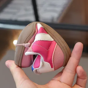Zapatillas rosas y blancas para niñas pequeñas con suela de goma flexible y muy suave