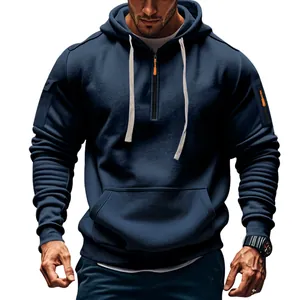 Nahaufnahme eines marineblauen schweren Fleece-Hoodies für Herren mit taktischen Ärmeltaschen