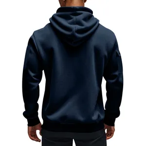Detailansicht der Rückseite eines schweren marineblauen Fleece-Kapuzenpullovers