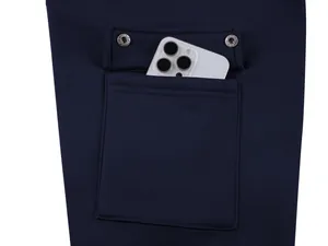 Detailansicht eines dunkelblauen Hoodies mit funktioneller Druckknopftasche und Handy darin.