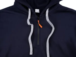 Detail eines dunkelblauen Fleece-Hoodies mit Viertelreißverschluss und orangefarbenem Puller