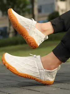 Breathable mesh walking shoes for men with slip-resistant gum soles for outdoor training