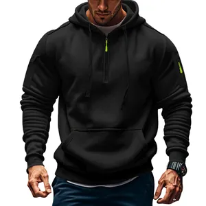 Detail des schweren schwarzen Herren-Kapuzenpullovers mit Fleece-Futter und grünen Akzenten.