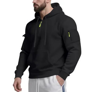 Detailansicht von schwerem schwarzem Kapuzenpullover mit neongelben Reißverschlüssen.