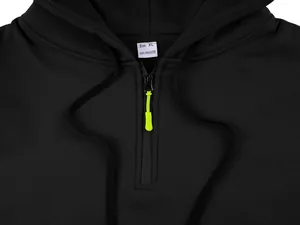 Nahaufnahme eines schwarzen Fleece-Hoodies mit neongrünem Reißverschluss und XL-Label
