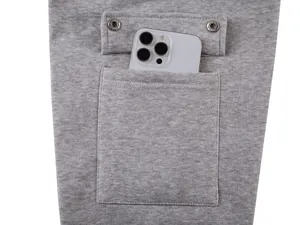 Nahaufnahme der Tasche eines schweren Fleece-Hoodies mit Platz für ein großes Smartphone