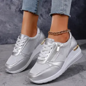 Modische silberne Plateauschuhe für Damen mit Keilabsatz, Schnürung und Goldakzenten