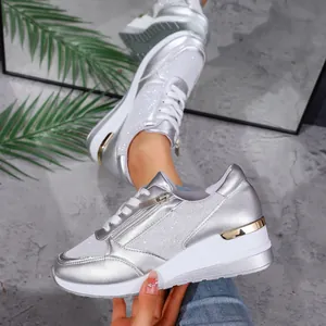 Modische silberne Damen-Sneaker mit Plateausohle, Glitzerdetails und Reißverschluss