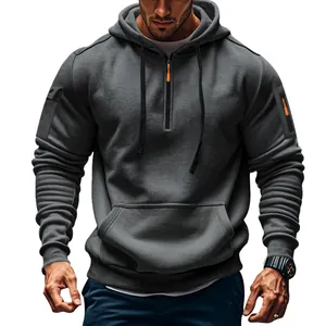 Nahaufnahme eines schweren dunkelgrauen taktischen Hoodies mit orangefarbenen Zippern