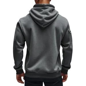 Detailansicht Rückseite eines schweren grauen Fleece-Kapuzenpullovers mit Armtasche
