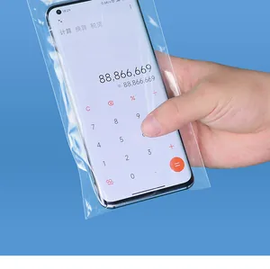 Primer plano de bolsa impermeable desechable transparente y táctil para teléfono