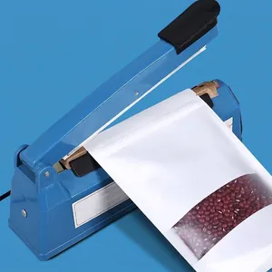 Standbeutel aus weißem Kraftpapier mit Fenster, der mit einem Siegelgerät versiegelt wird