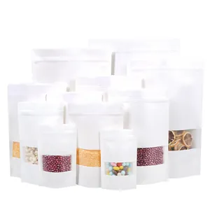 Set aus weißen Kraftpapier-Standbeuteln in verschiedenen Größen mit Sichtfenster