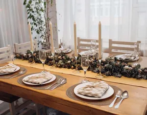 Manteles individuales ovalados en una mesa de Navidad festiva y acogedora decorada