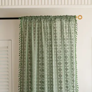 Vista dettagliata di tenda in pizzo verde stile americano con eleganti bordi a nappe