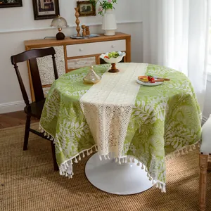 Nappe ronde vintage française avec motif de feuilles et chemin de table en dentelle