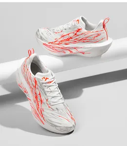 Détail de vue latérale de chaussures de course en carbone blanches avec motif de flamme rouge