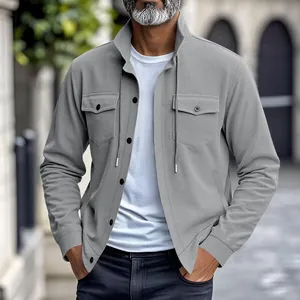Herren Cordjacke mit Stehkragen und Taschen in Grau, lässiger Herbststil für Männer.