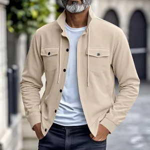 Schwere Cordjacke für Herren mit Stehkragen und mehreren Taschen in Beige-Farbe.