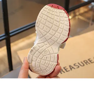 Close-up detail of the non-slip rubber outsole for girls breathable sneakers size 26