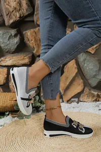 Elegantes mocasines de punto bicolor para mujer con hebilla metálica puestos