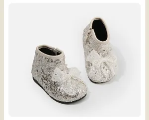 Glinsterende zilveren pailletten baby laarzen met een kanten strik en parel details