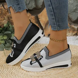 Mocasines elegantes de punto blanco y negro para mujer con hebilla metal
