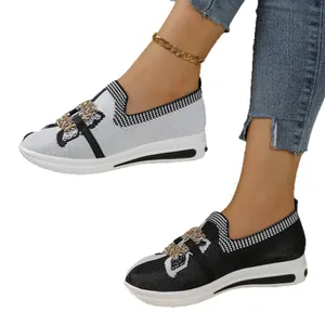 Elegantes mocasines de punto para mujer con hebilla dorada y suela de plataforma