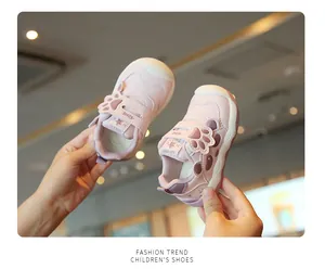 Nahaufnahme von niedlichen rosa Lauflernschuhen mit weicher Sohle und Pfotenmuster