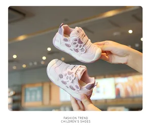 Detailansicht süßer rosa und lila Lauflernschuhe für kleine Mädchen mit Pfotenmuster