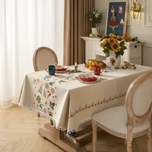 Dettaglio di una tovaglia natalizia jacquard con motivi festivi di cervi e alberi