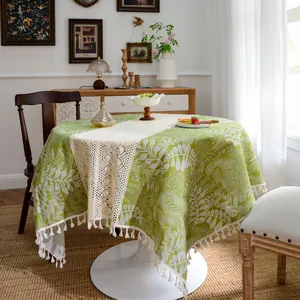 Nappe ronde vintage verte au motif botanique avec des glands blancs de style français