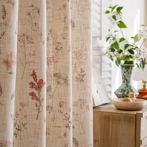 Detailweergave van fris klein bloemenpatroon op beige gordijnstof met linnen textuur