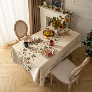 Tovaglia natalizia in jacquard con motivi di renne e bordo con pompon per la tavola.