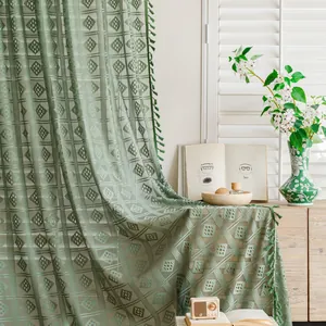 Trama dettagliata della tenda in pizzo all'uncinetto verde con eleganti motivi geometrici cavi.