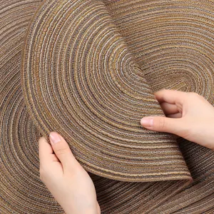 Primer plano de un mantel individual trenzado marrón con textura termorresistente.