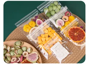 Duidelijke zelfsluitende zakjes voor voedsel gevuld met gedroogd fruit en thee.