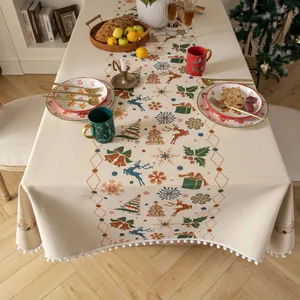 Vista dettagliata della tovaglia natalizia festiva in jacquard con bordo a pompon bianchi