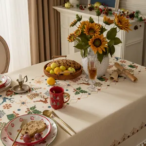 Tovaglia natalizia in jacquard con motivi di renne e alberi su un tavolo da pranzo