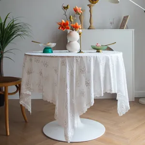 Détail de la texture d'une nappe en dentelle brodée vintage française blanche