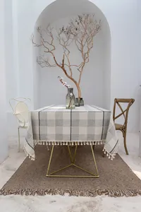 Detailansicht der dunkelgrauen karierten Tischdecke aus Baumwollleinen mit Quasten