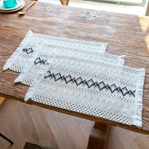Chemin de table bohème en coton tissé main avec franges et motifs losanges sur bois