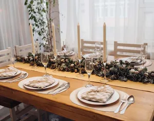 Primer plano de manteles individuales ovalados en una mesa festiva decorada