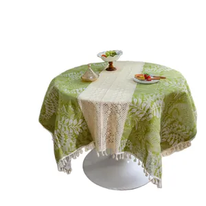 Nappe ronde vintage française avec motif de feuilles vertes et pompons blancs élégants