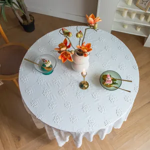 Élégante nappe ronde blanche avec broderies florales complexes de style vintage français