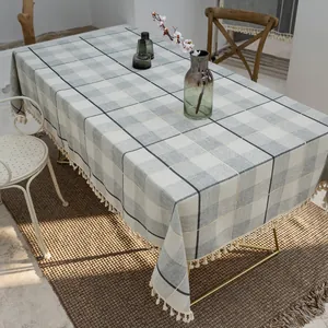 Detailansicht der grau karierten Baumwoll-Leinen-Tischdecke mit weißen Quastenfransen