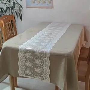 Elegante camino de mesa de encaje blanco con bordado floral para decoración de bodas