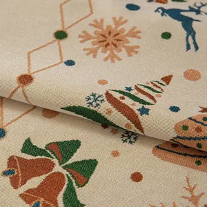 Primo piano di una tovaglia natalizia jacquard con motivi di fiocchi di neve e renne.
