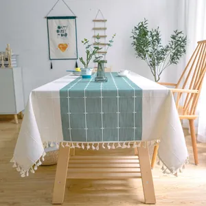 Detailansicht des grün-beigen Tischläufers mit Karomuster und eleganten Quasten