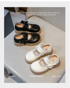 Vista detallada de zapatos Mary Jane Lolita negros y blancos para niña con encaje y lazos